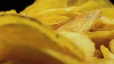 Patates cipsi Siyah Arkaplanda Dönüyor