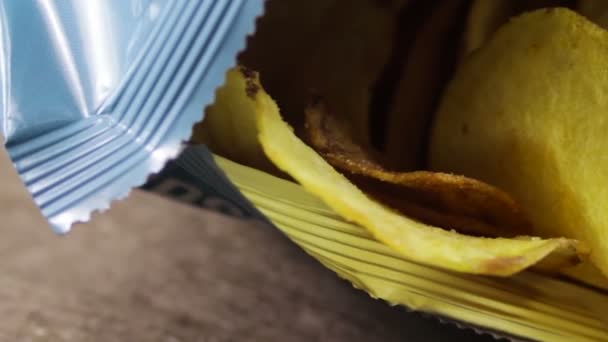 Chips en paquet ouvert tournant sur la table 