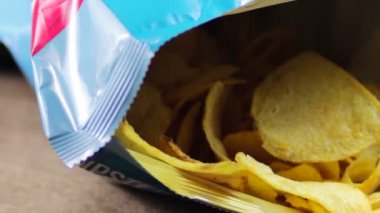 Patates cipsi paketi dönen içinde