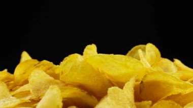 Patates cipsi Siyah Arkaplanda Dönüyor