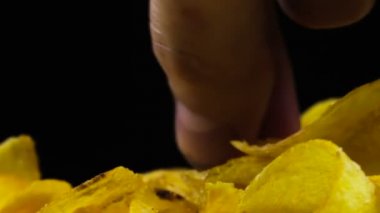 Patates cipsi Siyah Arkaplanda Dönüyor