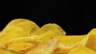 Patates cipsi Siyah Arkaplanda Dönüyor