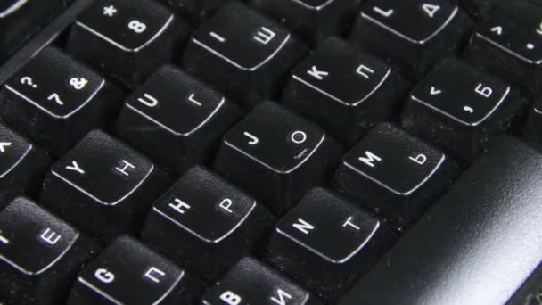 Черная клавиатура вращается — стоковое видео