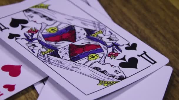 Jugar a las cartas gira sobre una mesa de madera — Vídeos de Stock