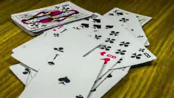 Carte da gioco che si muovono e ruotano su un tavolo di legno — Video Stock