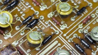 Devre kartlarına elektronik bileşenleri ile