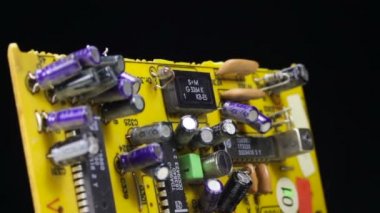 Devre kartlarına elektronik bileşenleri ile