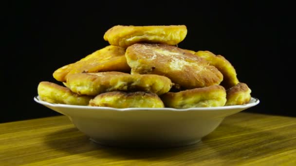 Pasteles caseros en una placa giratoria — Vídeo de stock