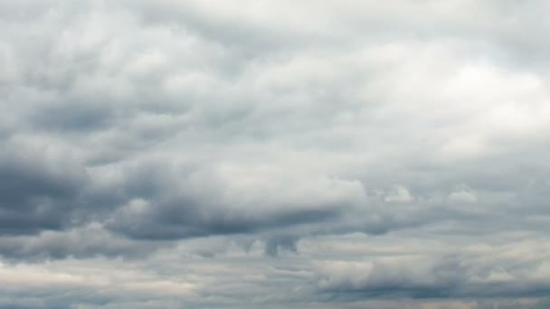 Nuages orageux se déplaçant dans le ciel bleu 