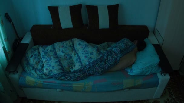 Спящий человек на кровати — стоковое видео