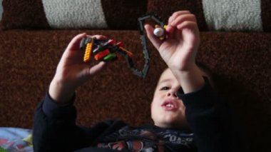 çocuk çocuk oyuncakları ile oynarken