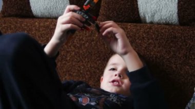 çocuk çocuk oyuncakları ile oynarken