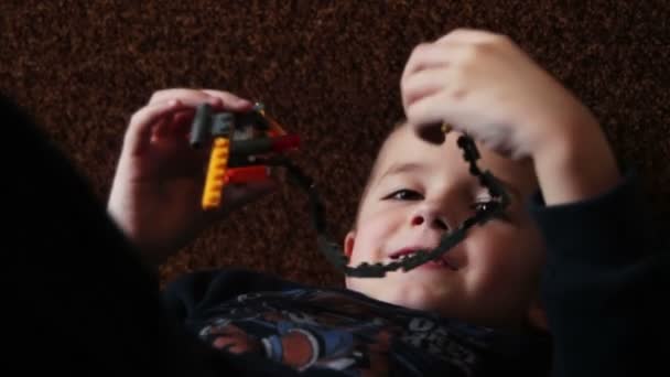 Menino criança brincando com brinquedos — Vídeo de Stock