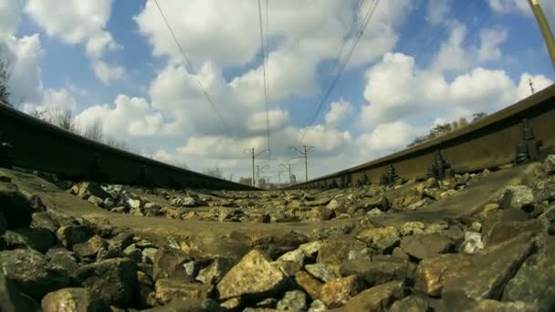 Wolken ziehen über die Gleise der Bahn. Zeitraffer — Stockvideo