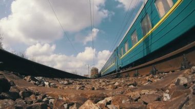 tren rayları üzerinde sürmek
