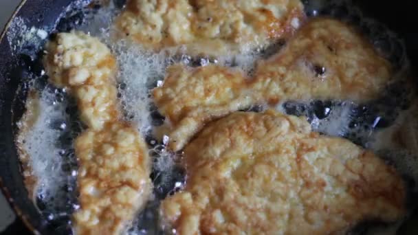 Mujer cocinero asados carne chuletas en una sartén en la cocina casera — Vídeo de stock