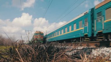 tren rayları üzerinde sürmek