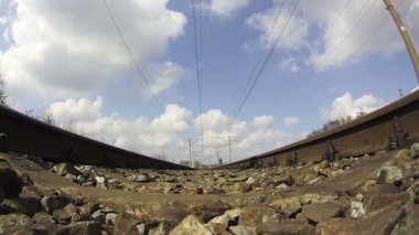 tren rayları üzerinde sürmek