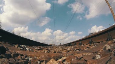 tren rayları üzerinde sürmek