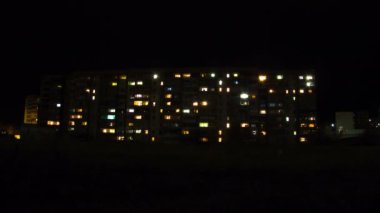 Multistorey bina geceleri pencere aydınlatma değişen. Zaman atlamalı