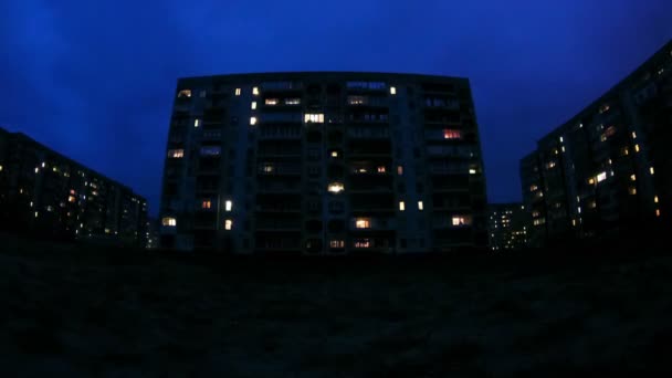 Багатоповерхові будівлі зі зміною вікно освітлення на ніч. Уповільнена зйомка — стокове відео