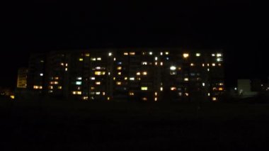 Multistorey bina geceleri pencere aydınlatma değişen. Zaman atlamalı