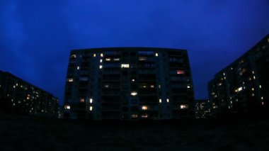 Multistorey bina geceleri pencere aydınlatma değişen. Zaman atlamalı