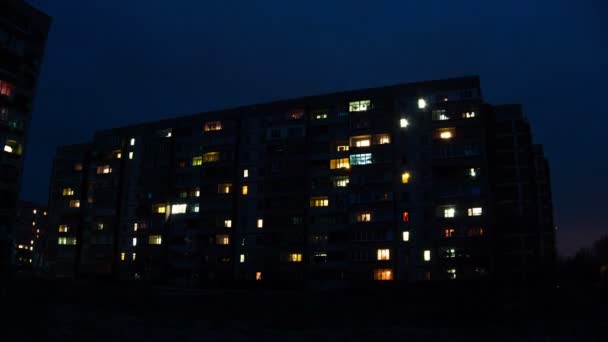 Edificio a più piani con illuminazione della finestra che cambia di notte. Interruzione temporale — Video Stock