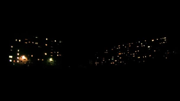 Mehrstöckiges Gebäude mit nachts wechselnder Fensterbeleuchtung. Zeitraffer — Stockvideo