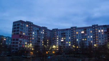 zaman atlamalı geceleri pencere aydınlatma değişen multistorey Binası.