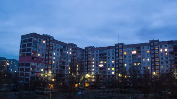 Caducidad del edificio de varios pisos con iluminación de ventana cambiante por la noche . — Vídeo de stock