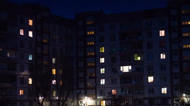 Временной интервал многоэтажного здания с изменением освещения окон ночью . — стоковое видео