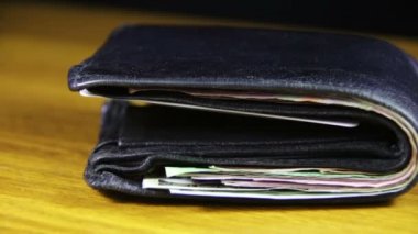 Bir m-cüzdan ahşap bir masa üzerinde dönen para