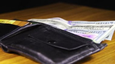 Bir m-cüzdan ahşap bir masa üzerinde dönen para