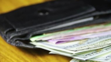 Bir m-cüzdan ahşap bir masa üzerinde dönen para