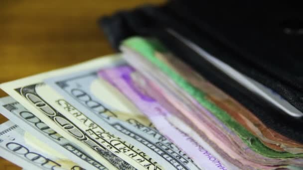 Geld in een portemonnee draaien op een houten tafel — Stockvideo