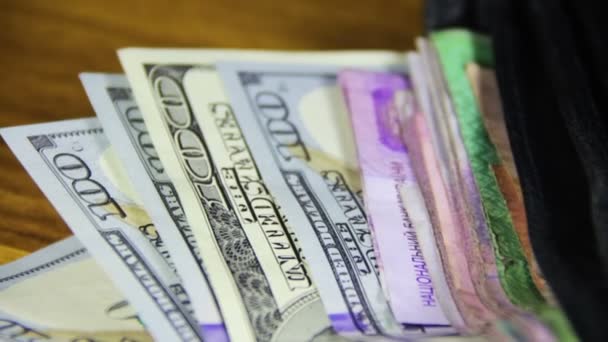 Bir m-cüzdan ahşap bir masa üzerinde dönen para — Stok video