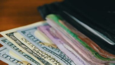 Bir m-cüzdan ahşap bir masa üzerinde dönen para