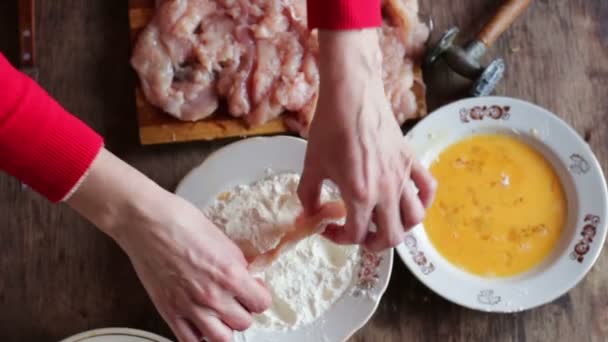 Cocinar chuletas de carne en la cocina casera — Vídeo de stock