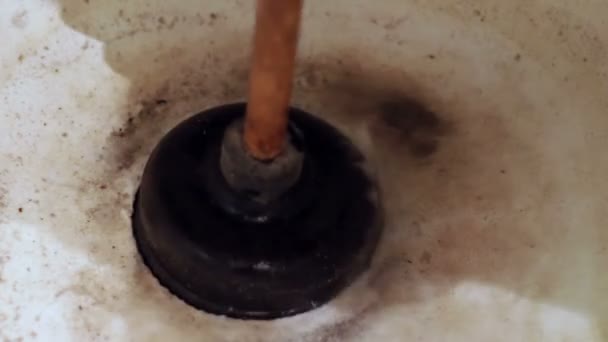 Φραγμένο αποστράγγισης νερού στο μπάνιο, βρώμικο νερό και αποχέτευση — Αρχείο Βίντεο