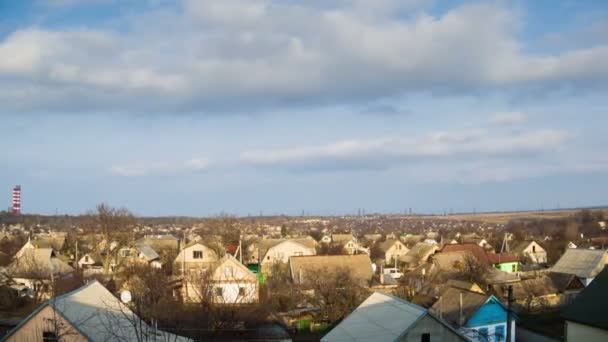 Nuvole nel cielo che si muovono sulle case della città. Interruzione temporale — Video Stock