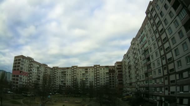 Nuages se déplaçant sur les bâtiments à plusieurs étages Time lapse — Video