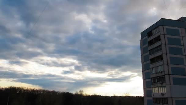 Nuvens movendo-se sobre o Multistorey Edifícios Time Lapse — Vídeo de Stock