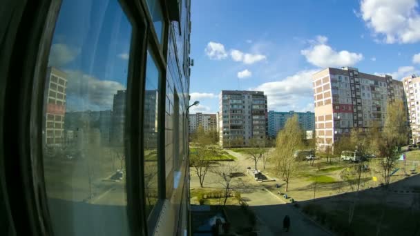 Хмари рухаються над багатоповерхівками Time Lapse — стокове відео