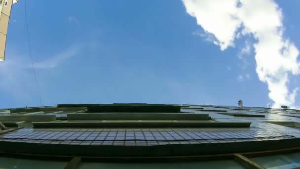 Nuvens movendo-se sobre o Multistorey Edifícios Time Lapse — Vídeo de Stock