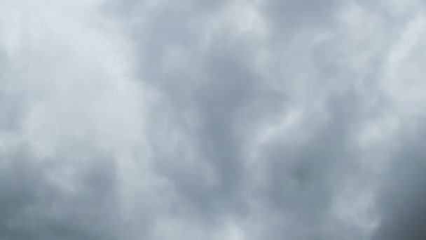 Θύελλα σύννεφα κινείται προς το γαλάζιο του ουρανού — Αρχείο Βίντεο