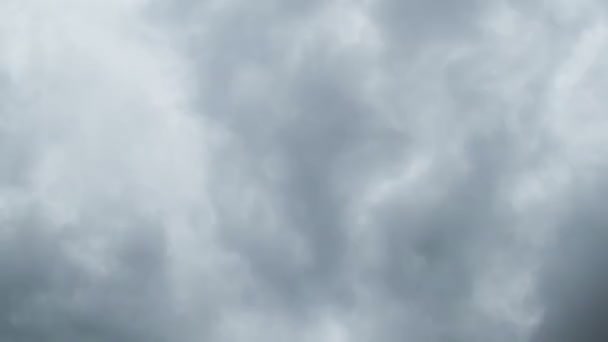 Nuages orageux se déplaçant dans le ciel bleu 