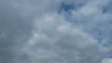 Fırtına bulutları mavi gökyüzünde hareket
