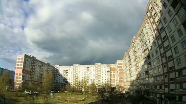 Облака, движущиеся над многоэтажными зданиями — стоковое видео