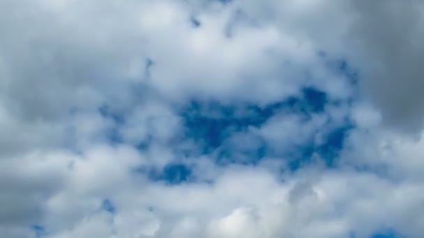 Nuvens de tempestade se movendo no céu azul — Vídeo de Stock